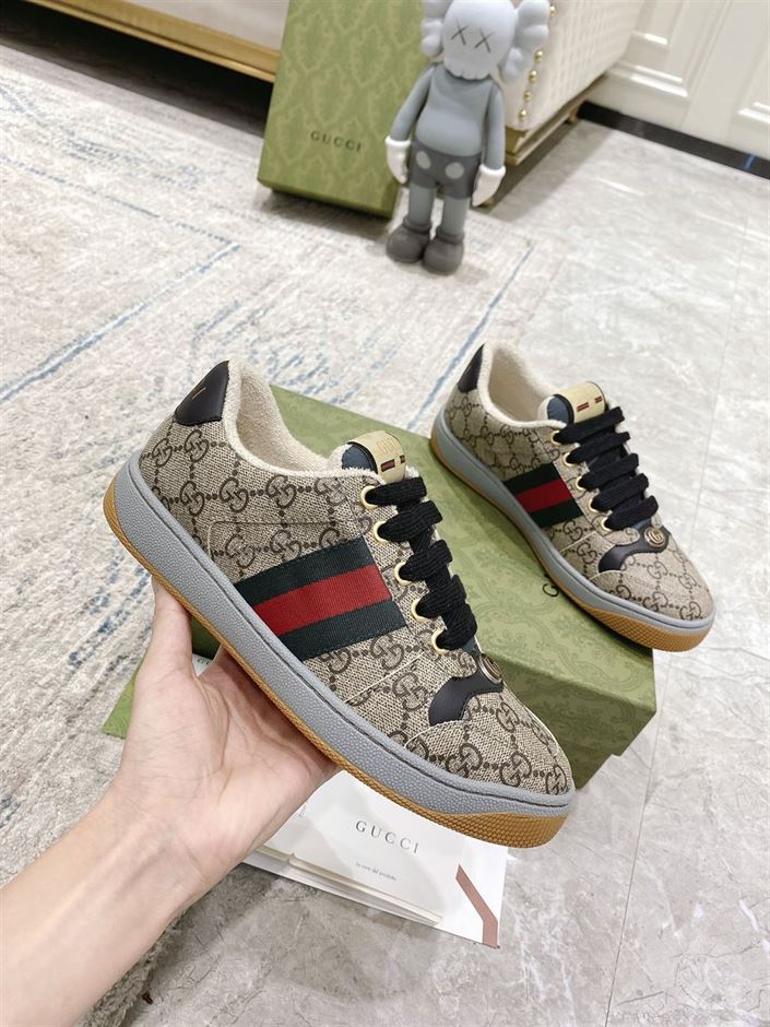 Gvc*1 MEN S SCREENER SNEAKER IN BEIGE AND EBONY GG Svp*me   GCC055