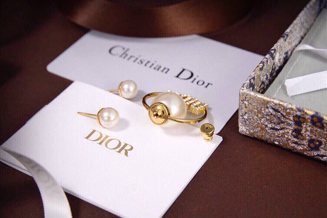 7 Star Chr1st1an D10r Earring