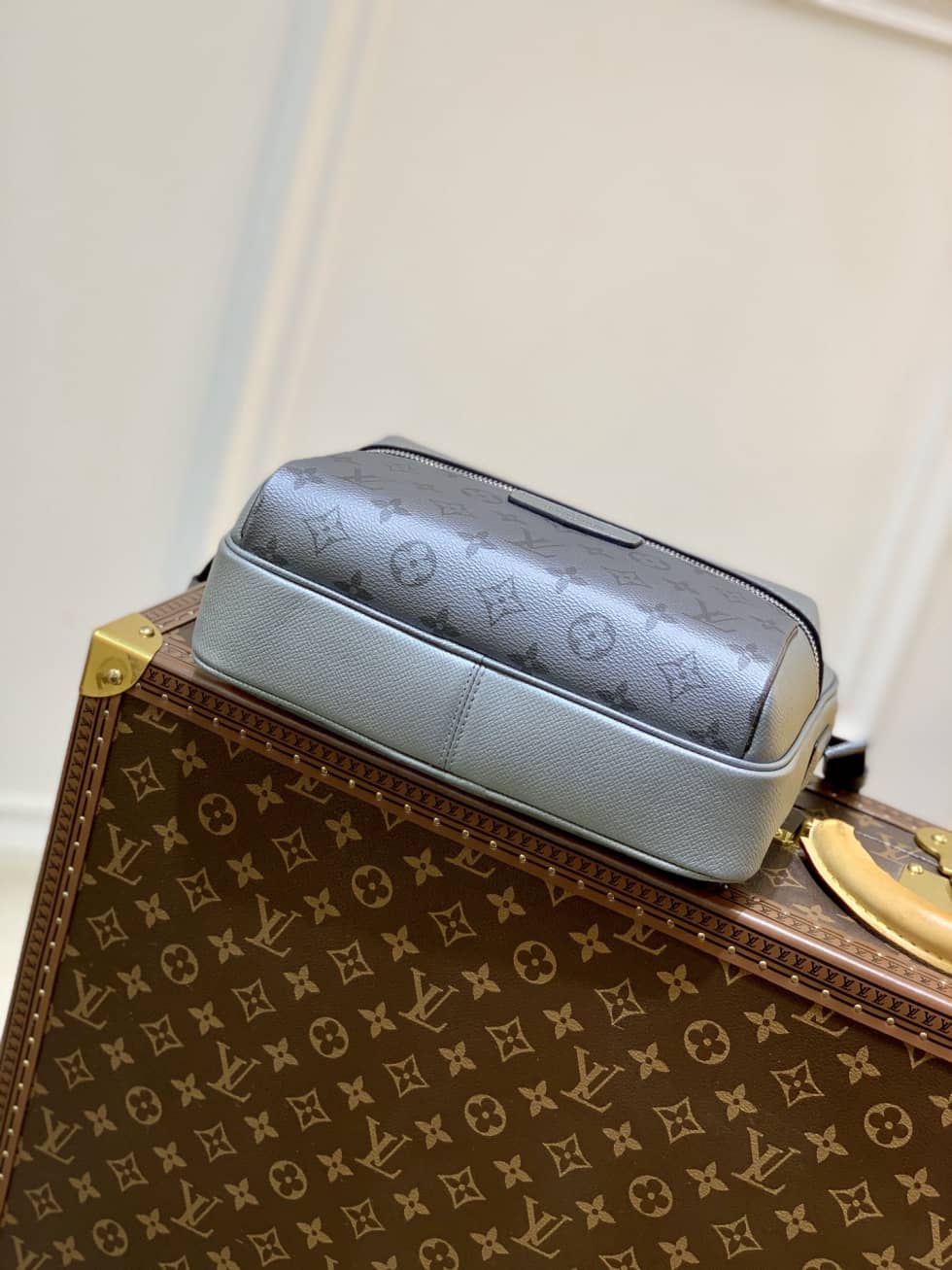 L0vis Vvtt0n Outdoor Thai Garama Silver M30830 Replica Messenger Bag
