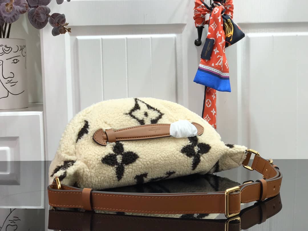 L0vis Vvtt0n Giant Monogram Teddy MM Replica Waist Bag M55425