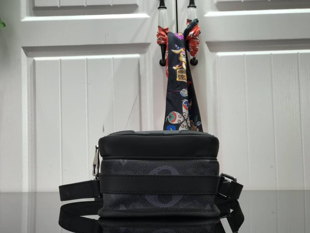 L0vis Vvtt0n Monogram Pastel Noir Canvas Replica Messenger Bag M45650