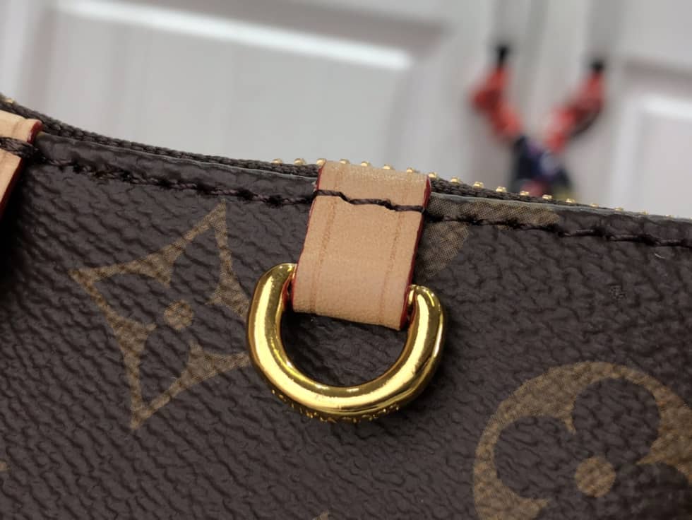 L0vis Vvtt0n Easy Pouch On Strap Monogram M81066 Replica