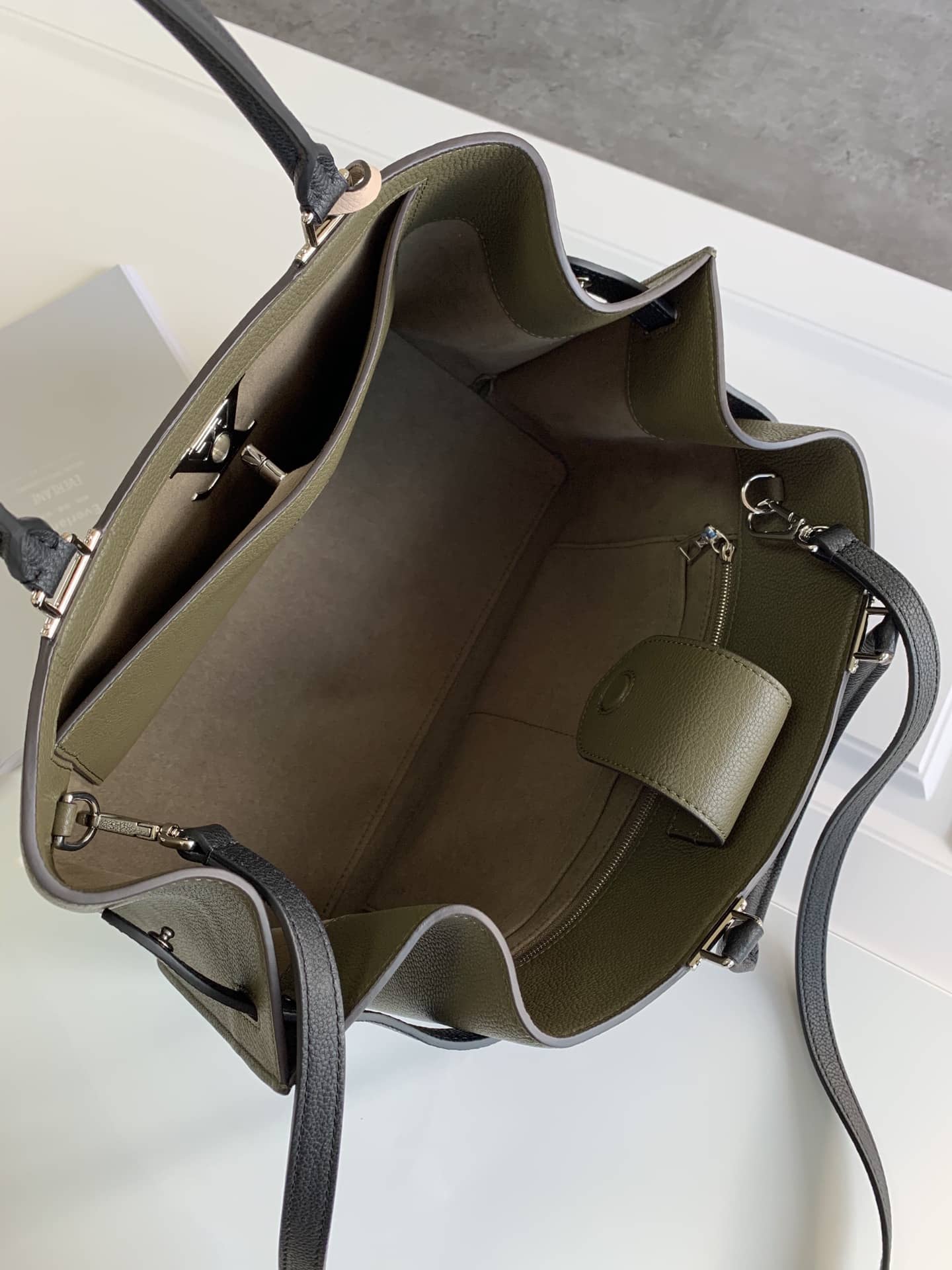 L0vis Vvtt0n Lockme Day Tote Replica Green M53730