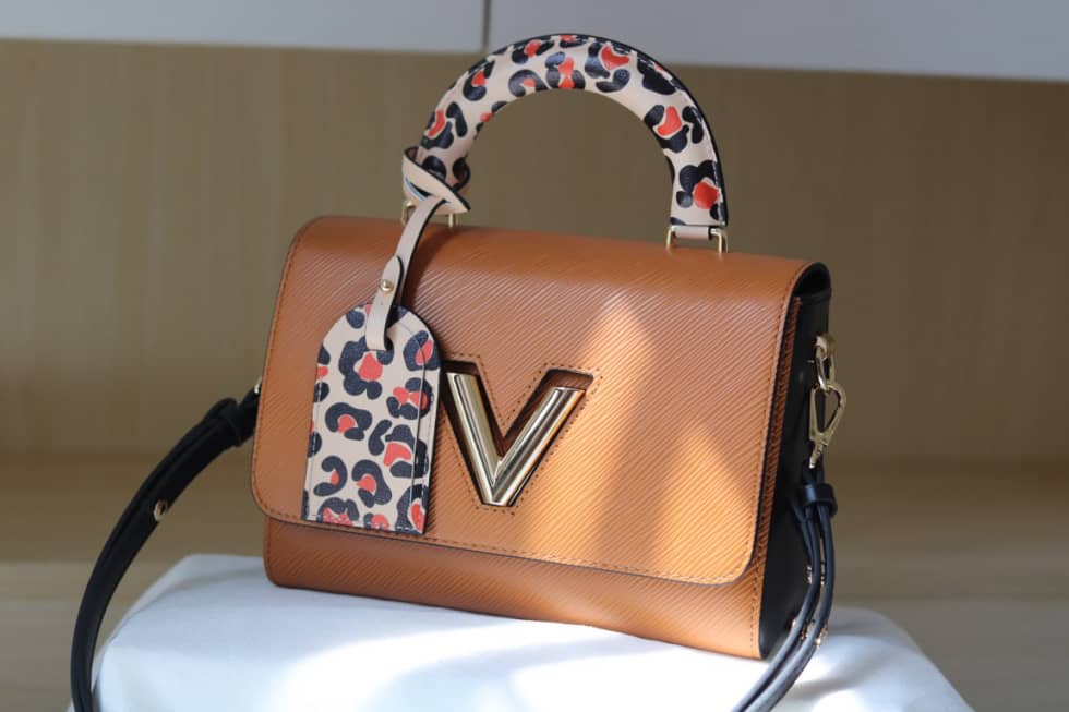 L0vis Vvtt0n Twist Leopard Handle Bag Epi Leather PM M50362 Replica Shoulder Bag