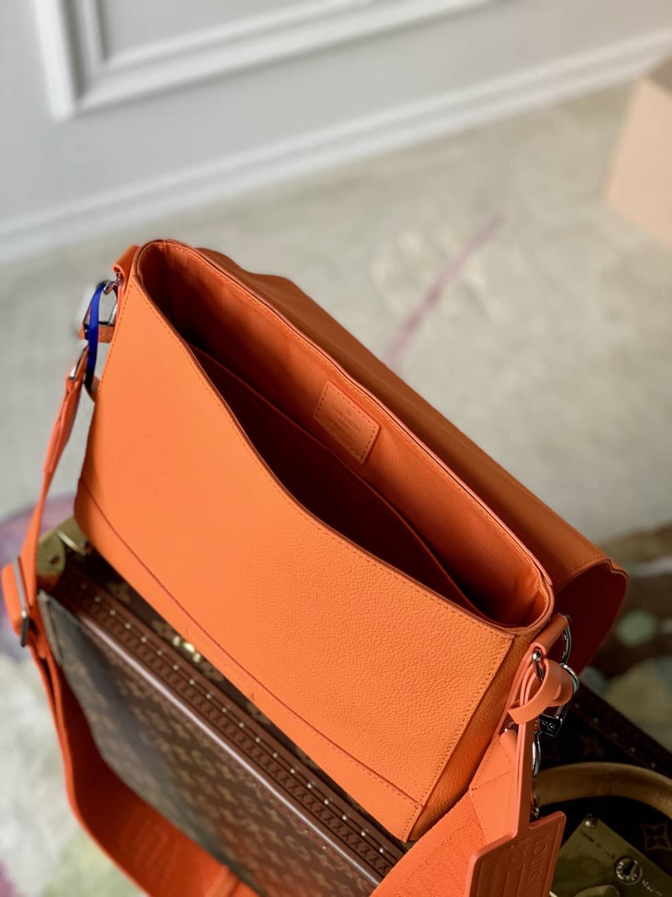 L0vis Vvtt0n Aerogram Calfskin M59327 Orange Replica Messenger Bag