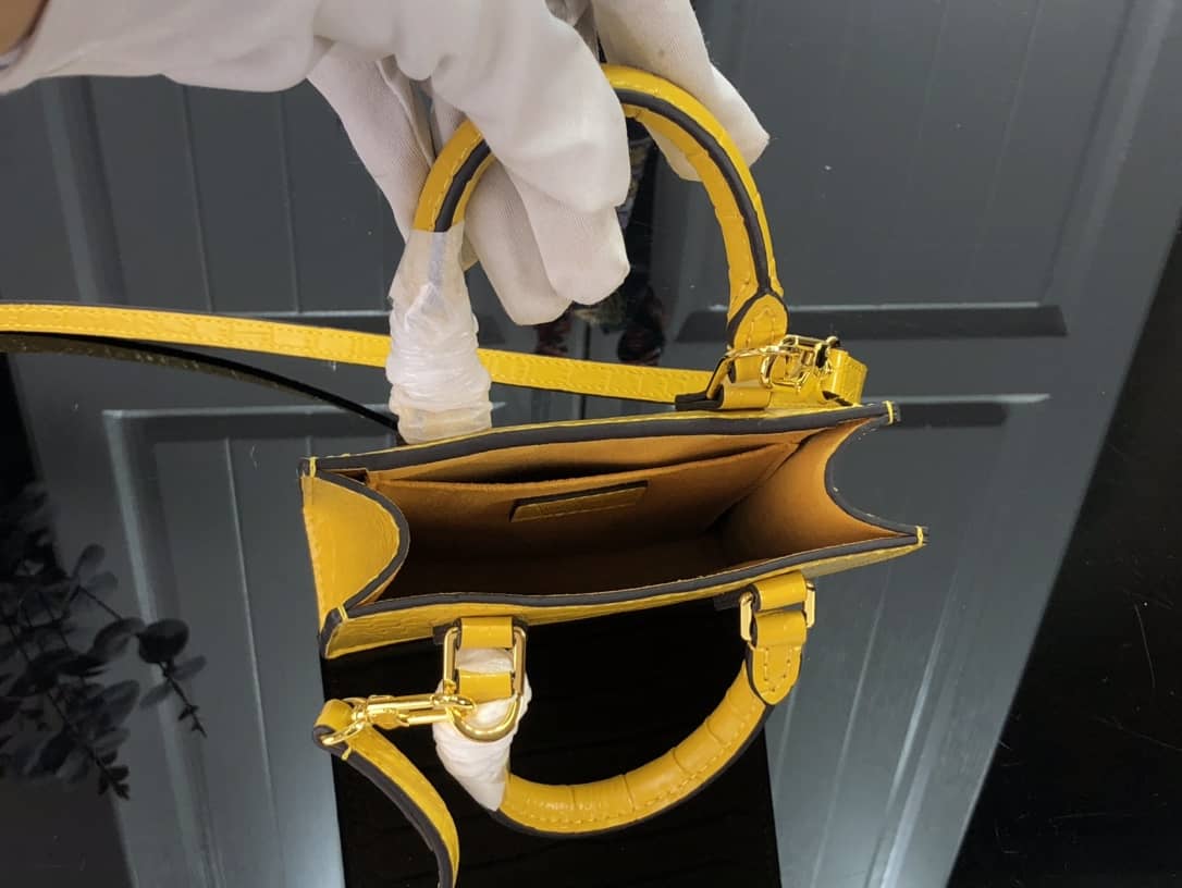 L0vis Vvtt0n Petit Sac Plat Flat Shoulder Bag Replica Yellow M80169