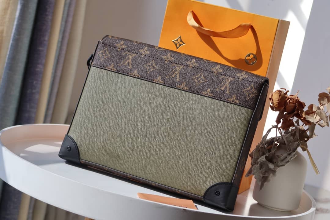 L0vis Vvtt0n Pochette Dupe Voyage Steamer Replica Handbag Green M30583