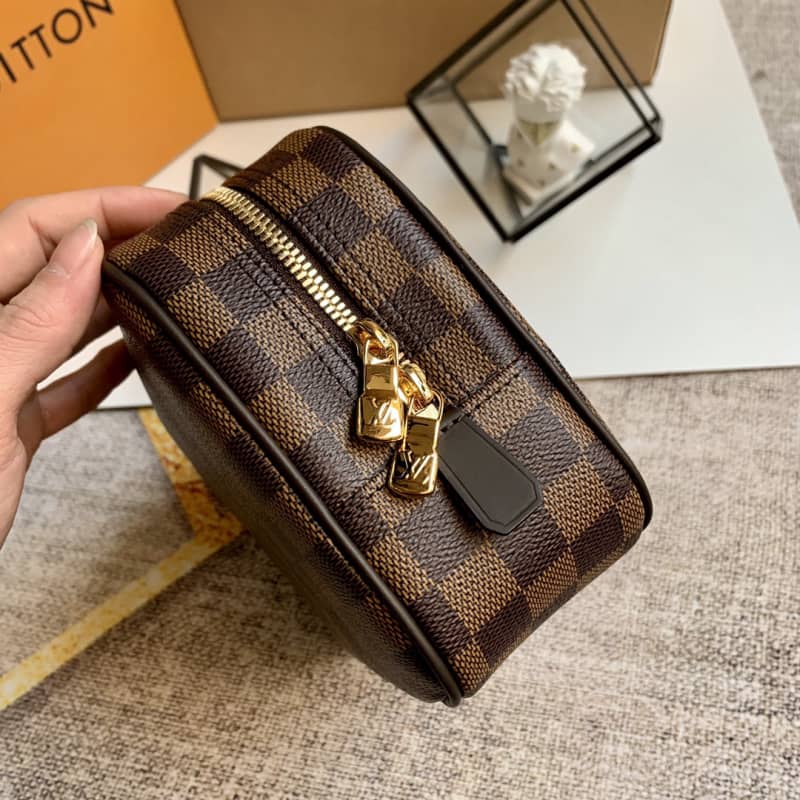 L0vis Vvtt0n Damier Ebene Toiletry Pouch Replica