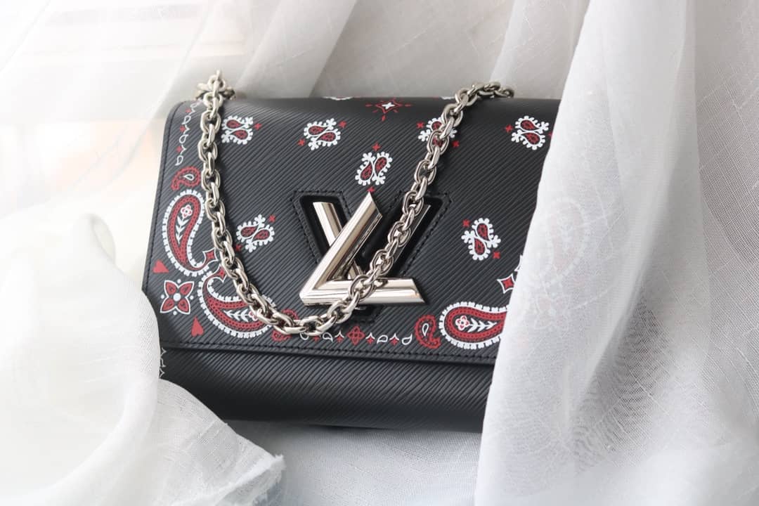 L0vis Vvtt0n Twist Epi Handbag Replica Black M50320
