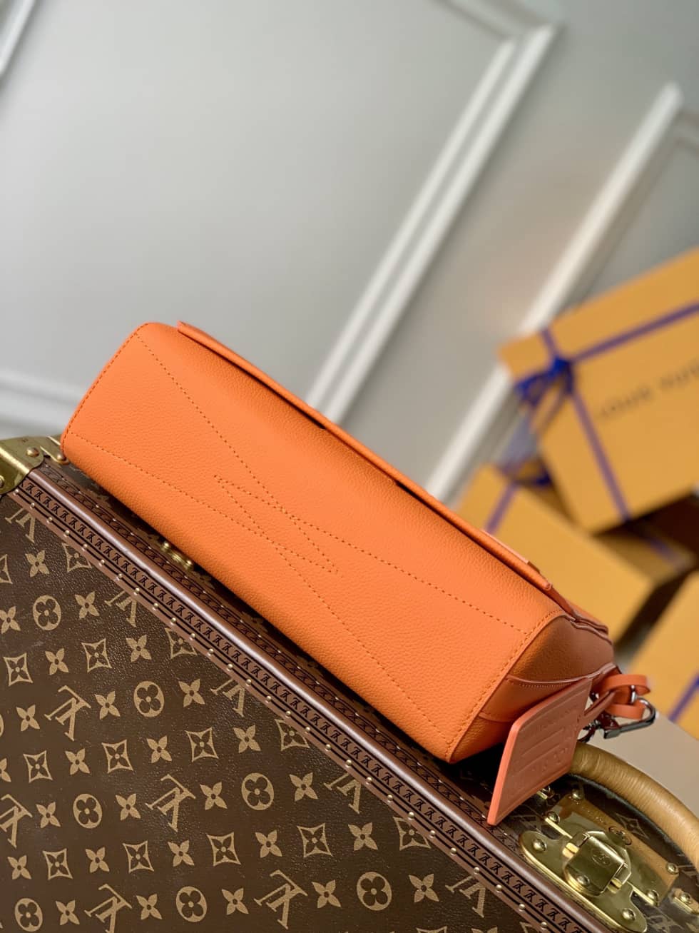 L0vis Vvtt0n Aerogram Calfskin M59327 Orange Replica Messenger Bag