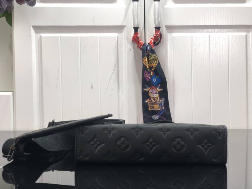 L0vis Vvtt0n Gaston Wearable Wallet Monogram Black M81115 Replica