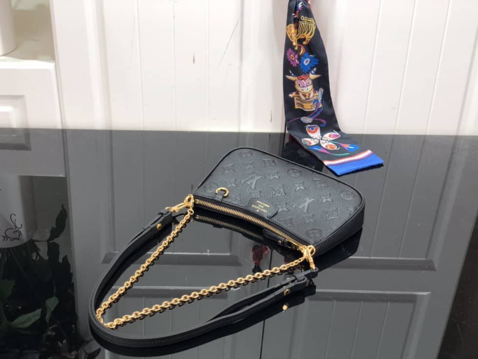 L0vis Vvtt0n Easy Pouch On Strap Black Empreinte M81066 Replica
