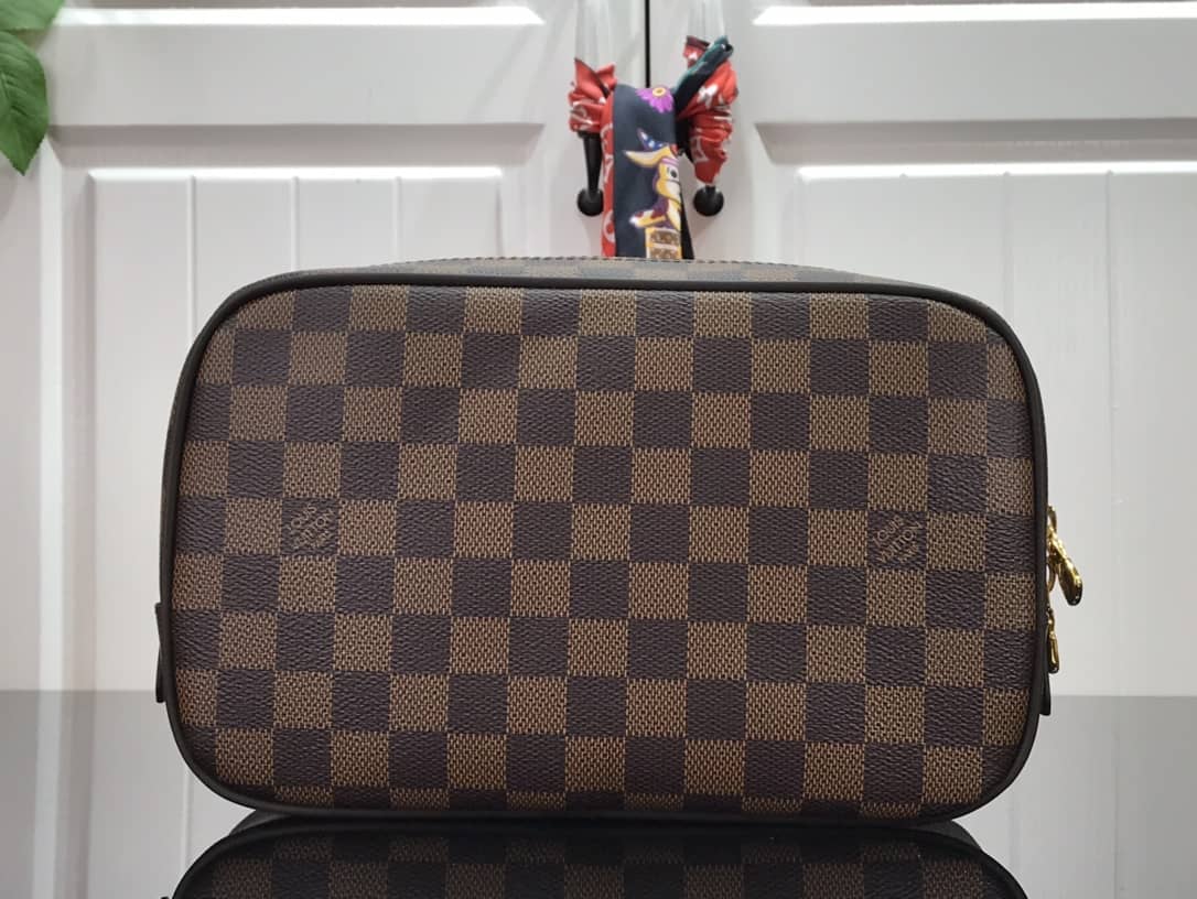 L0vis Vvtt0n Damier Ebene Toiletry Pouch