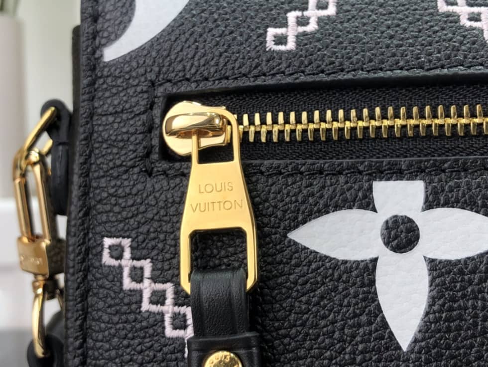 L0vis Vvtt0n Embroidered Pochette Metis M46028 Replica Shoulder Bag