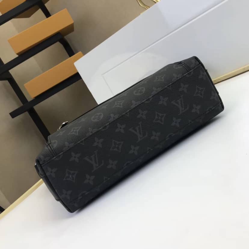 L0vis Vvtt0n Odyssey Messenger PM Bag Replica Black M44223