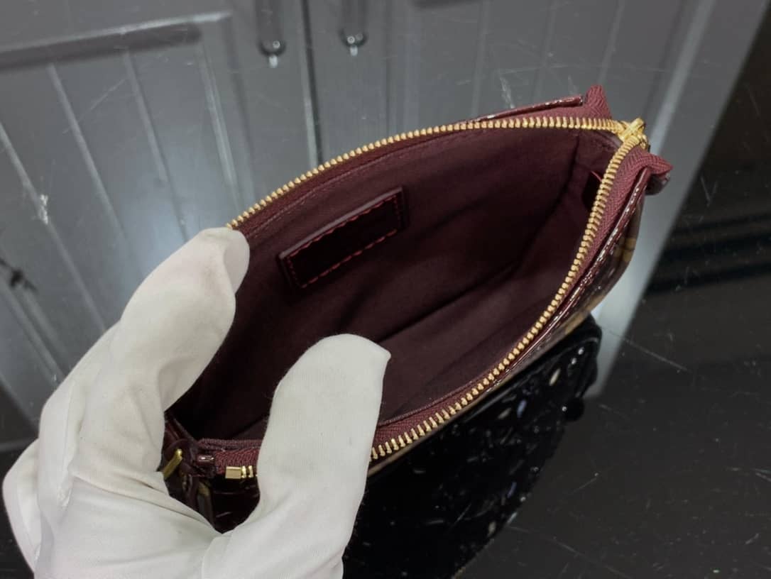 L0vis Vvtt0n Pochette Dupe Monogram Vernis Accessories Pouch Purple M58009