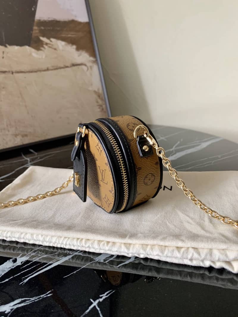 L0vis Vvtt0n Petite Boite Chapeau Necklace Replica Bag M68577
