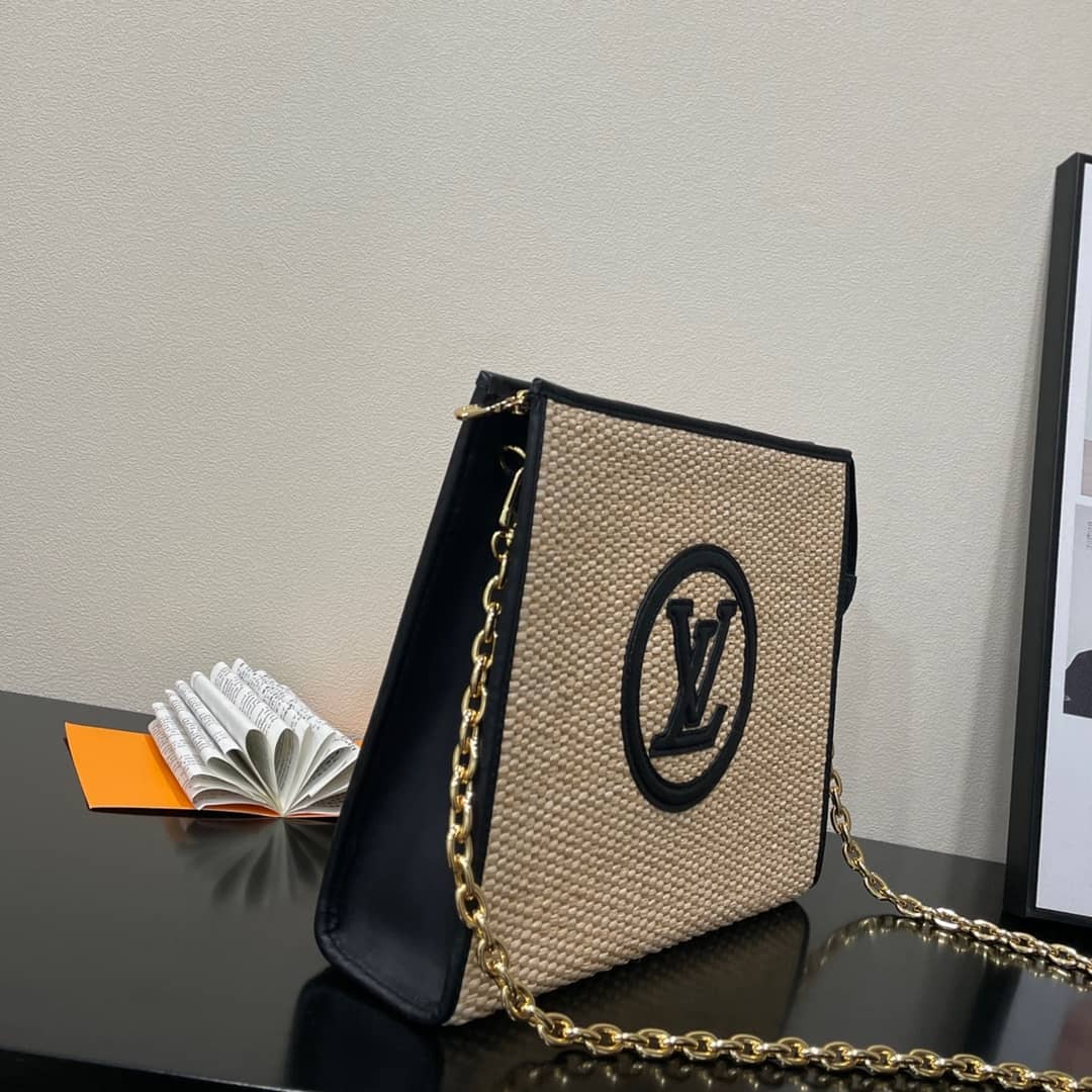 L0vis Vvtt0n Toiletry Pouch on Chain Circle Logo M81366 Replica