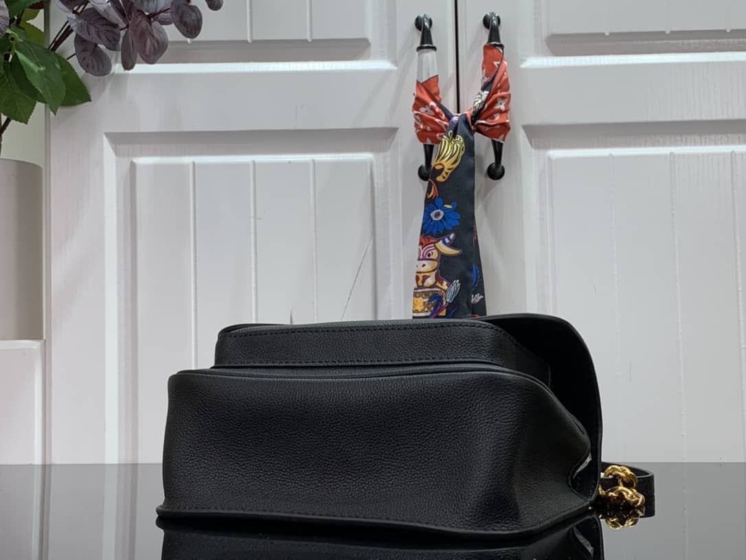 L0vis Vvtt0n Lockme Chain PM Replica Handbag Black M57073