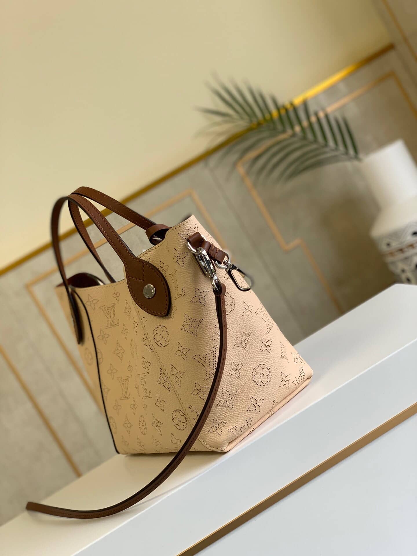 L0vis Vvtt0n Mahina Hina PM Leather Tote Replica Beige M54353