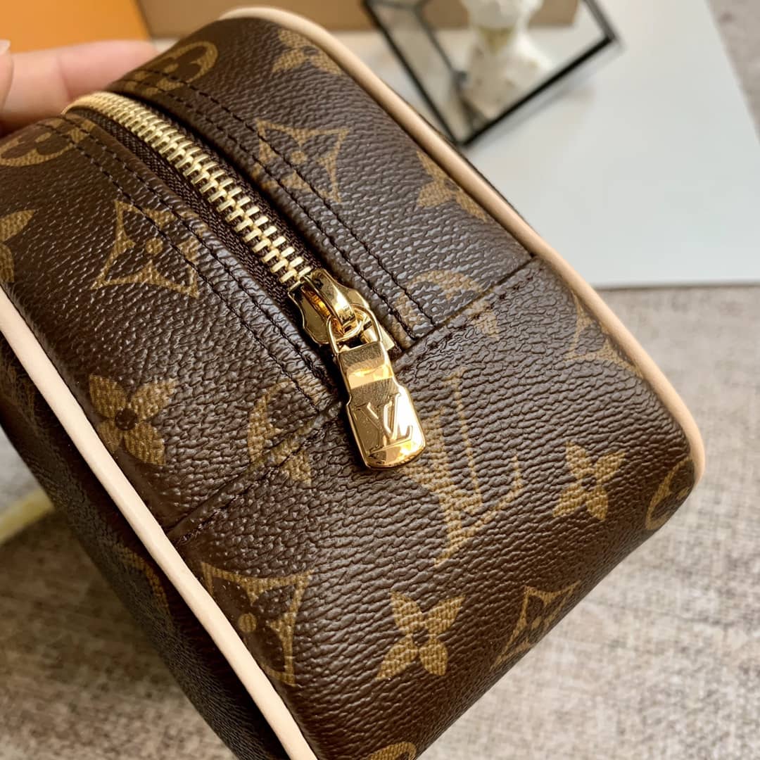 L0vis Vvtt0n Monogram Canvas Toiletry Bag Replica M47527