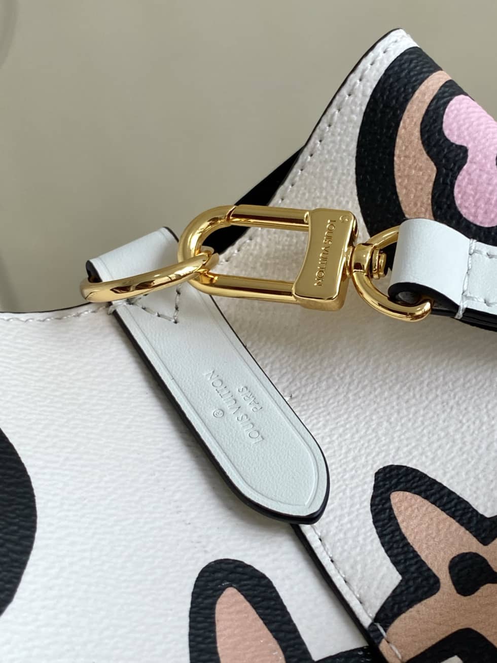 L0vis Vvtt0n NeoNoe Monogram Giant Jungle White M44679 Replica Bucket Bag