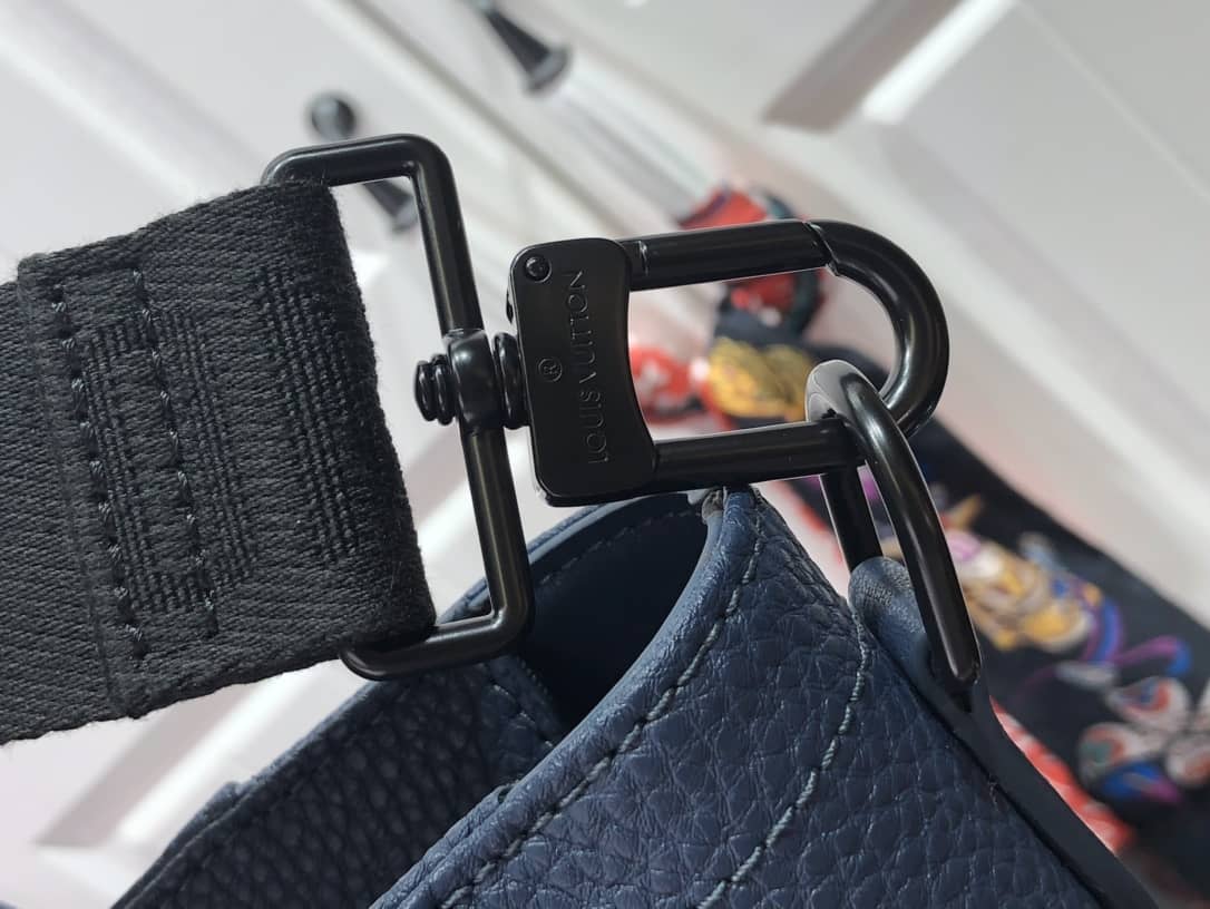 L0vis Vvtt0n Flight Taurillon Leather Messenger Bag Replica M58493