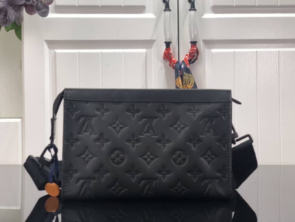 L0vis Vvtt0n Gaston Wearable Wallet Monogram Black M81115 Replica