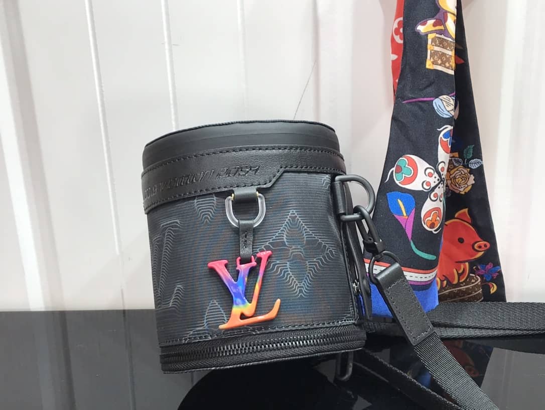 L0vis Vvtt0n 2054 Expandable Polochon Replica Bucket Bag M45604