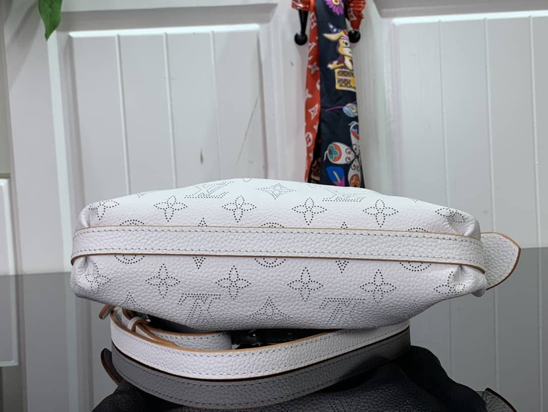 L0vis Vvtt0n Scala Mini Pouch Mahina Leather Replica Bag M80410