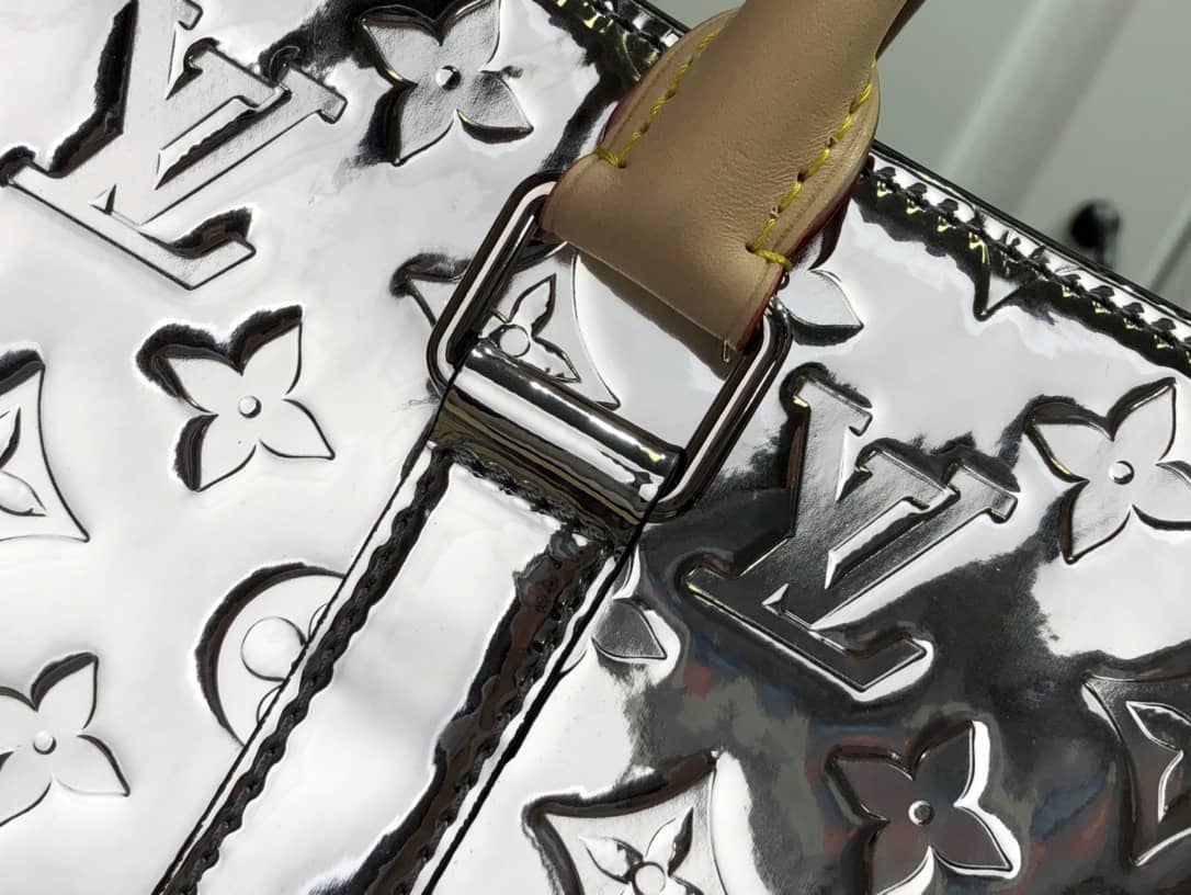 L0vis Vvtt0n Sac Plat Monogram Mirror Coated Shoulder Bag Replica Silver M45884