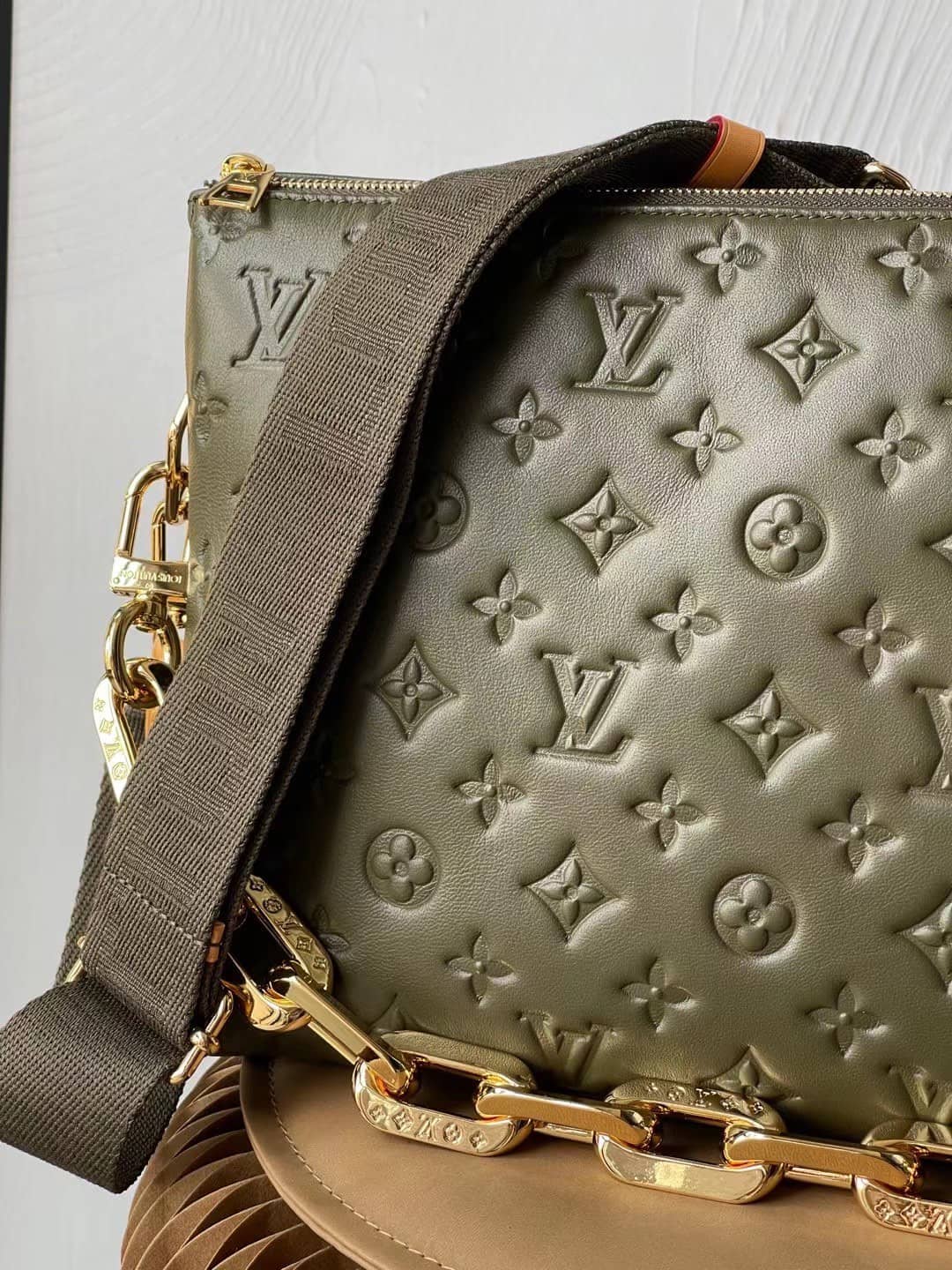 L0vis Vvtt0n Coussin MM Embossed M57782 Replica Shoulder Bag