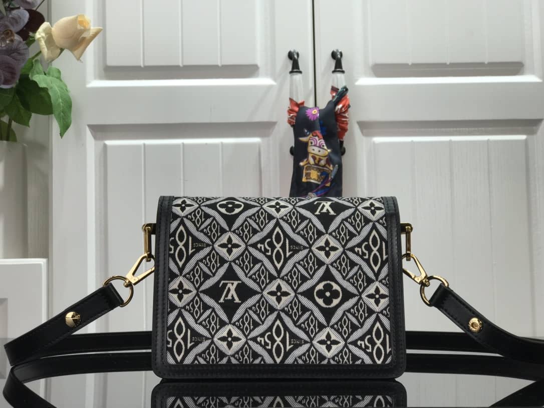 L0vis Vvtt0n Dauphine Mini Monogram Replica Crossbody Bag Black M44580