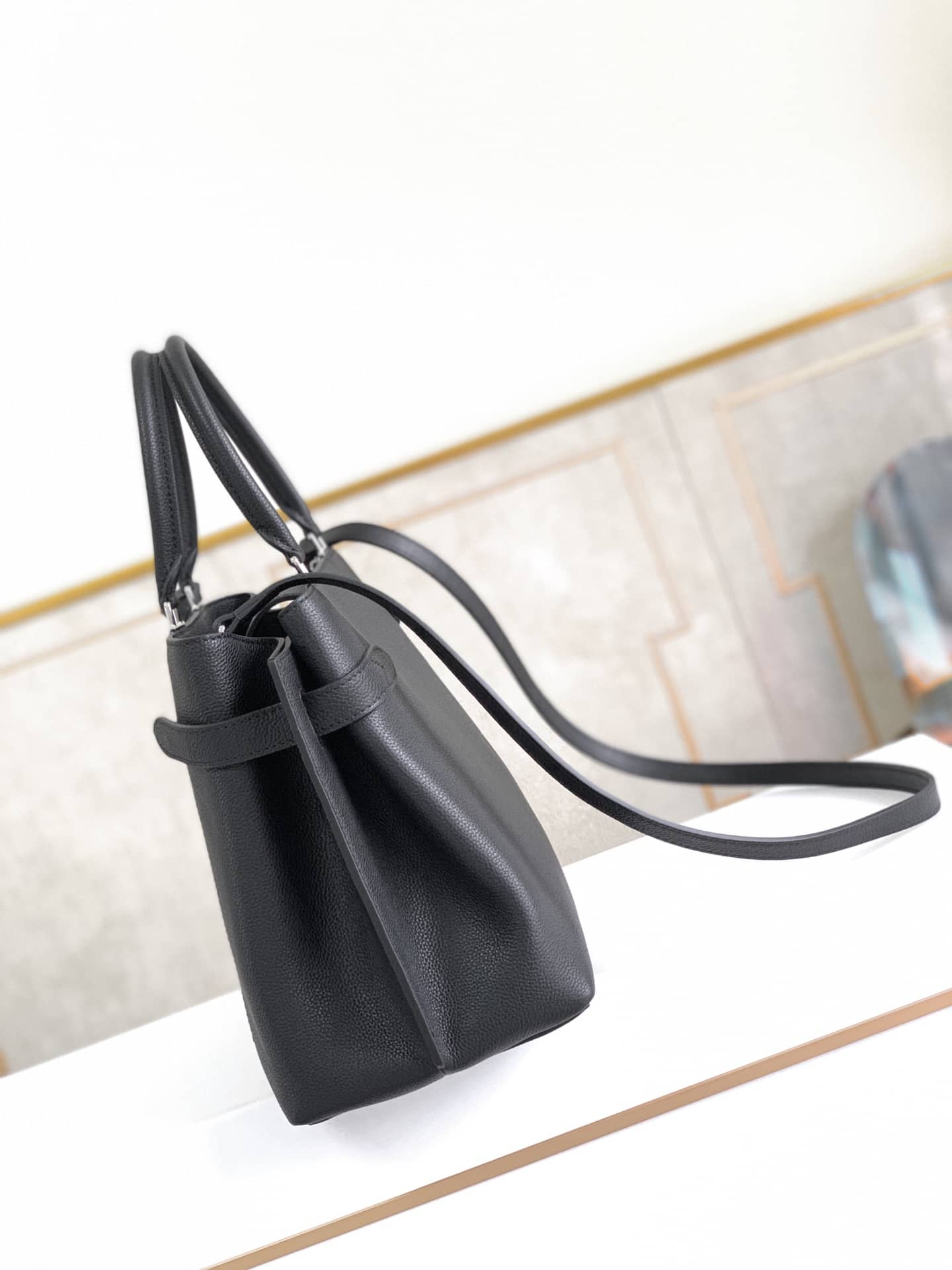L0vis Vvtt0n Lockme Day Tote Replica Black M53730