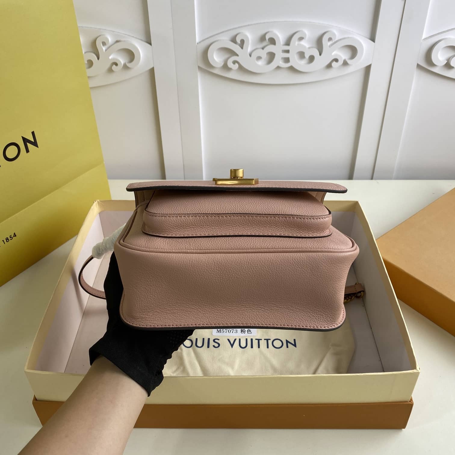 L0vis Vvtt0n Lockme Chain PM Replica Bag Pink M57073