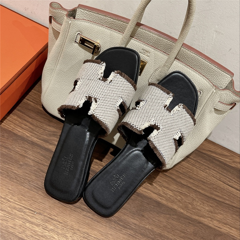 H**me5 H buckle slippers