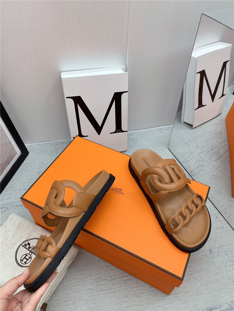 H**me5 flat sandals