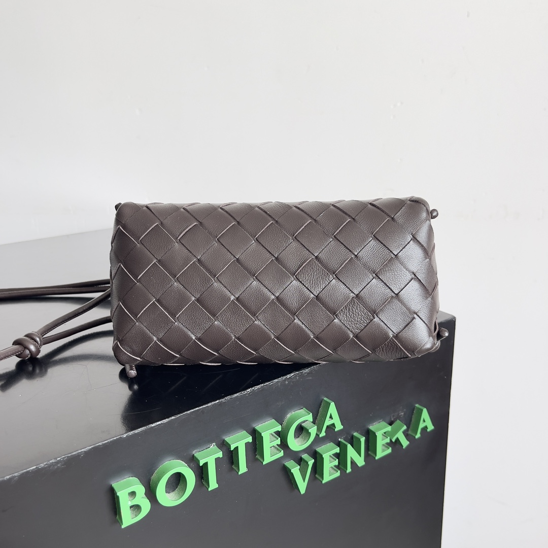 B0tt*ga Ven*ta Woman