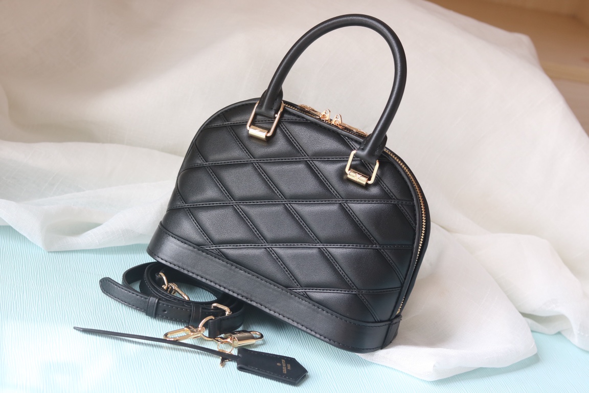 L0vis Vvtt0n black D1am0nd full leather shell bag series Alma BB shell handbag