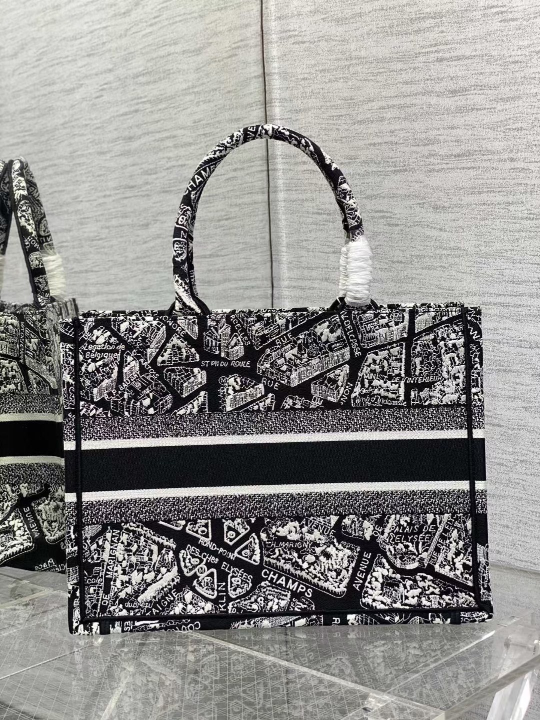 D10r top edition medium embroidered handbag